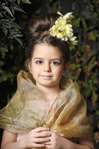 Klein Meisje Met Gele Bloemen Haar Haar Portret Vintage Foto — Stockfoto