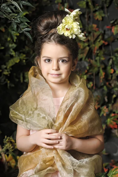 Klein Meisje Met Gele Bloemen Haar Haar Portret Vintage Foto — Stockfoto