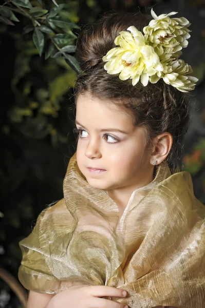 Kleines Mädchen Mit Gelben Blumen Haar Porträt Vintage Foto Retro — Stockfoto