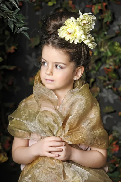 Kislány Sárga Virágokkal Hajában Portré Vintage Fotó Retro Stílus — Stock Fotó