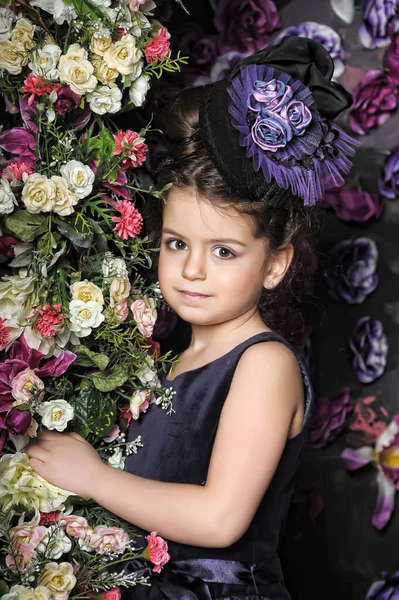 Klein Meisje Een Hoed Met Bloemen Portret Vintage Foto Retro — Stockfoto