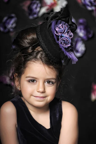 Bambina Cappello Con Ritratto Floreale Foto Epoca Stile Retrò — Foto Stock