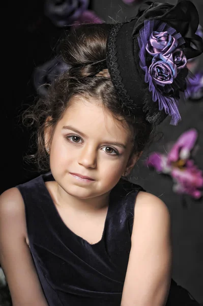 Petite Fille Dans Chapeau Avec Des Fleurs Portrait Photo Vintage — Photo