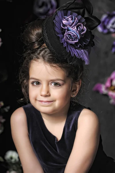 Petite Fille Dans Chapeau Avec Des Fleurs Portrait Photo Vintage — Photo