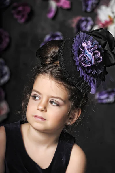 Petite Fille Dans Chapeau Avec Des Fleurs Portrait Photo Vintage — Photo