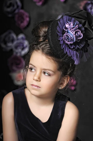 Κοριτσάκι Καπέλο Λουλούδια Πορτραίτο Vintage Φωτογραφία Ρετρό Στυλ — Φωτογραφία Αρχείου