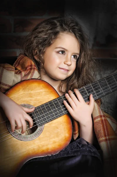 Маленька Циганка Гітарою Руках — стокове фото