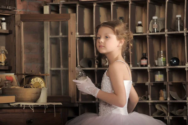 Zarif Beyaz Elbiseli Küçük Kız Prenses — Stok fotoğraf