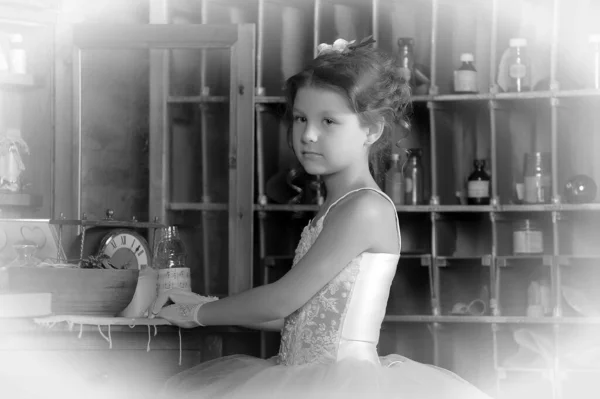 Pequena Princesa Menina Vestido Vintage Branco Elegante — Fotografia de Stock