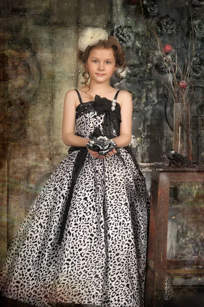 Pequena Princesa Menina Preto Elegante Com Vestido Vintage Cinza — Fotografia de Stock