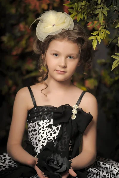 Pequena Princesa Menina Preto Elegante Com Vestido Vintage Cinza — Fotografia de Stock