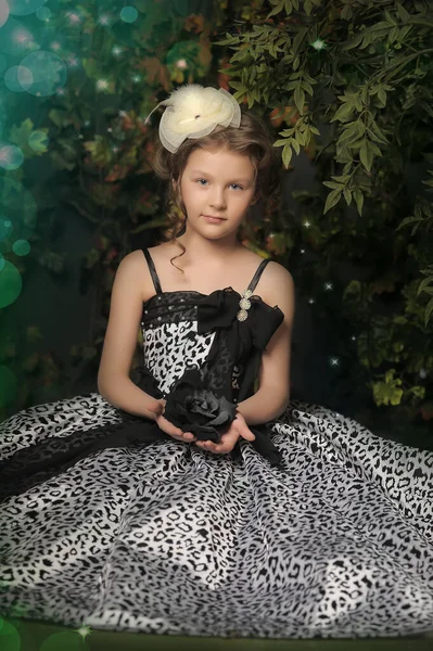 Pequena Princesa Menina Preto Elegante Com Vestido Vintage Cinza — Fotografia de Stock