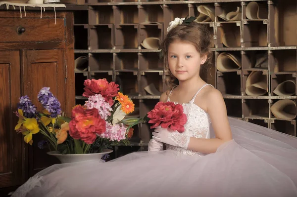 Pequena Princesa Menina Vestido Vintage Branco Elegante Com Buquê Flores — Fotografia de Stock