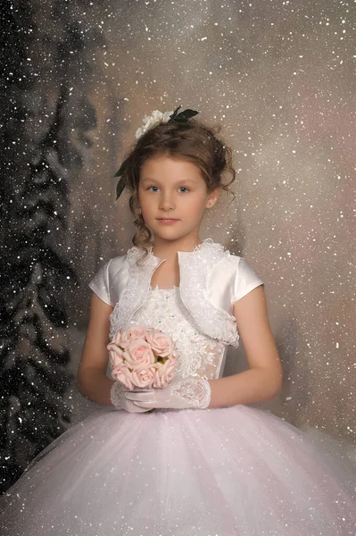 Petite Fille Princesse Élégante Robe Vintage Blanche Avec Bouquet Fleurs — Photo