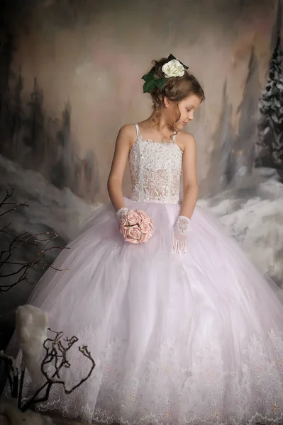 Klein Meisje Prinses Elegante Witte Vintage Jurk Met Een Boeket — Stockfoto