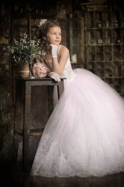 Pequena Princesa Menina Vestido Vintage Branco Elegante Com Buquê Flores — Fotografia de Stock