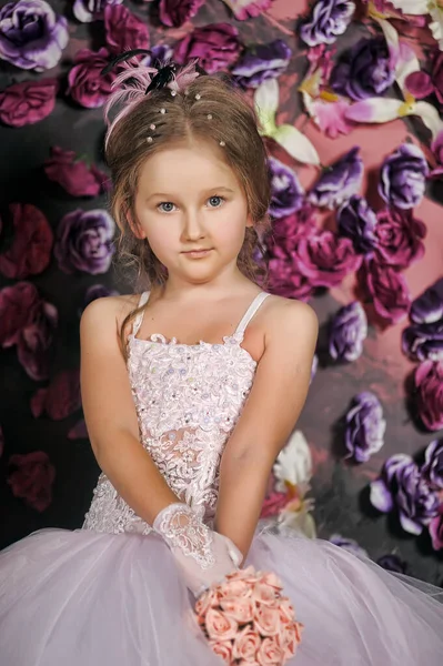 Little Girl Princess Elegant White Vintage Dress Bouquet Flowers — Stock Photo, Image