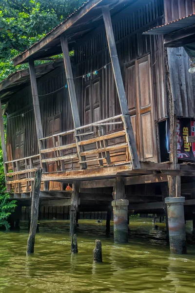 泰国曼谷 2019年7月16日 在Chao Phraya河建造的木制房屋 旧木制房屋 — 图库照片