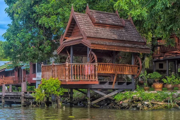 Bangkok Tailândia 2019 Casas Madeira Construídas Rio Chao Phraya Casas — Fotografia de Stock