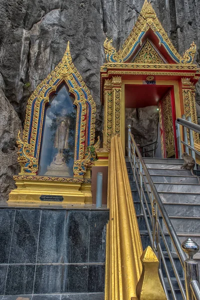 Phetchaburi 2019ワット ヨイ洞窟の景色 緑の木と岩の山の背景を持つ仏教寺院 タイのテキストバナーを持つタイのPhetchaburiでは この地元の名前はワット ケーブです — ストック写真