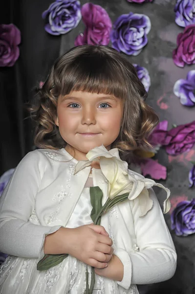 Kis Barna Lány Fürtök Egy Fehér Pulóver Virágokkal Kezében Virágos — Stock Fotó
