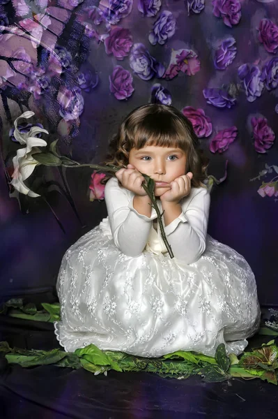 Маленька Брюнетка Дівчинка Завитками Білим Светром Квітами Руках Квітковому Тлі — стокове фото