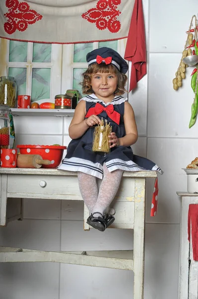 Fetiță Brunetă Bucle Într Costum Marin Rochie Pălărie Bucătărie — Fotografie, imagine de stoc
