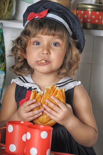 Malá Brunetka Dívka Kudrlinkami Námořním Obleku Šaty Klobouk Kuchyni — Stock fotografie