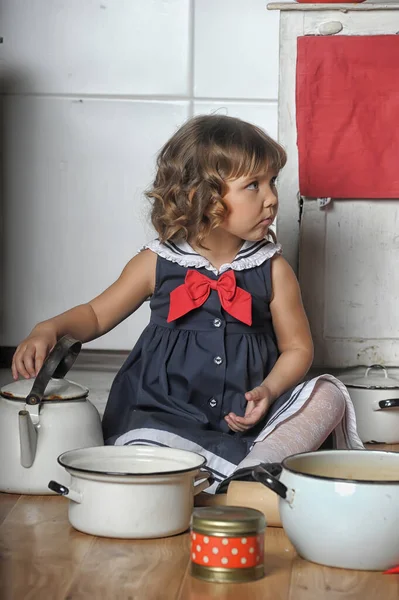 Menina Morena Com Cachos Terno Marinho Vestido Chapéu Cozinha — Fotografia de Stock