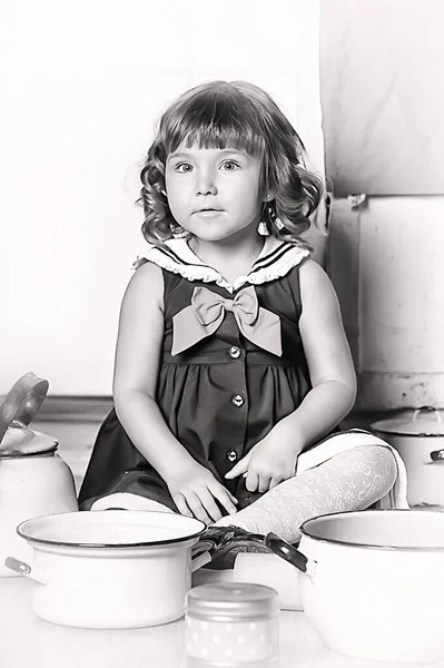 一个黑发小女孩 身穿海军陆战队西服 厨房里的衣服和帽子 — 图库照片