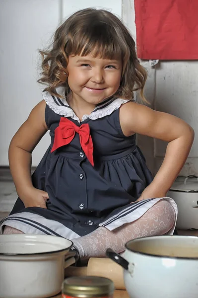 Menina Morena Com Cachos Terno Marinho Vestido Chapéu Cozinha — Fotografia de Stock