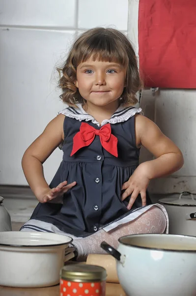 Menina Morena Com Cachos Terno Marinho Vestido Chapéu Cozinha — Fotografia de Stock