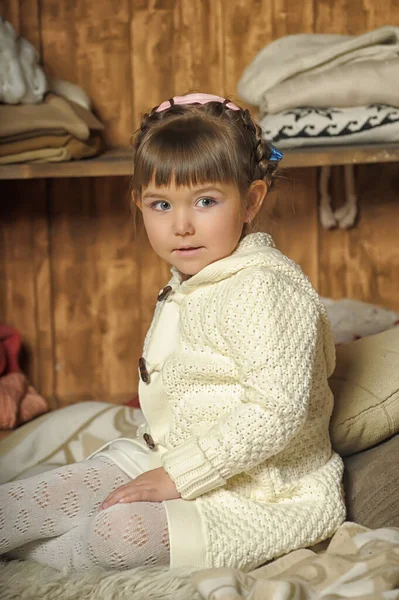 Bambina Accanto All Armadio Con Vestiti Caldi — Foto Stock