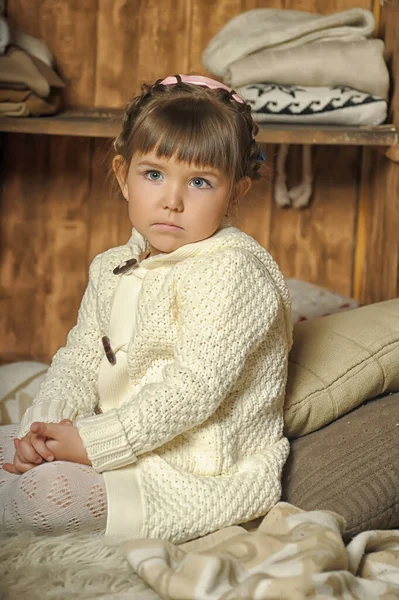 Κοριτσάκι Δίπλα Στην Ντουλάπα Ζεστά Ρούχα — Φωτογραφία Αρχείου