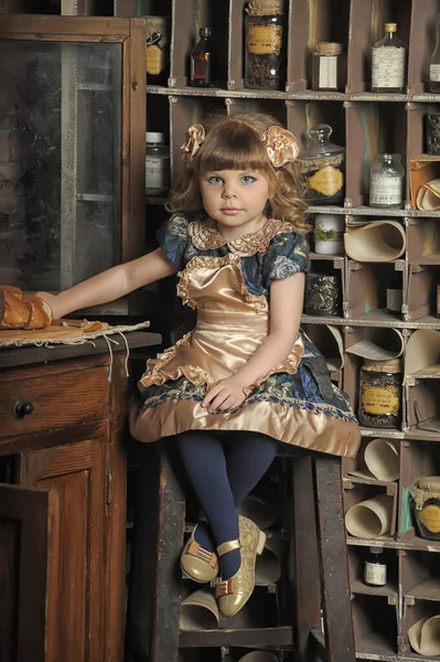 Menina Vestido Avental Joga Uma Cozinha Vintage — Fotografia de Stock