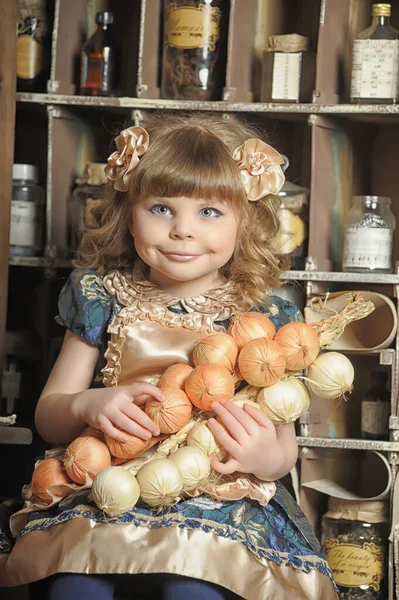 Klein Meisje Een Jurk Schort Speelt Een Vintage Keuken — Stockfoto