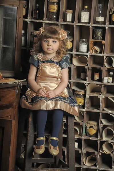 Kleines Mädchen Kleid Und Schürze Spielt Einer Vintage Küche — Stockfoto