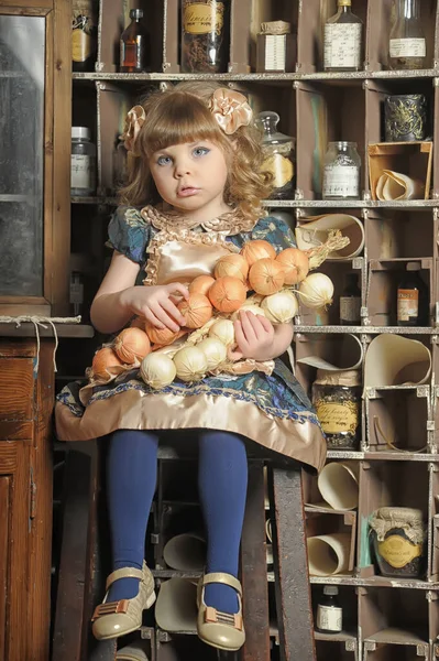 Klein Meisje Een Jurk Schort Speelt Een Vintage Keuken — Stockfoto