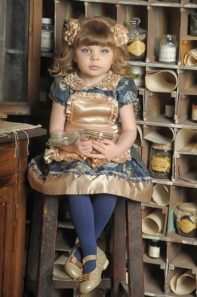 Niña Vestido Delantal Juega Una Cocina Vintage — Foto de Stock