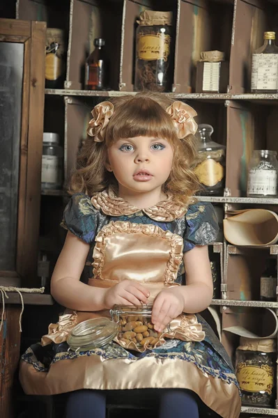 Niña Vestido Delantal Juega Una Cocina Vintage — Foto de Stock