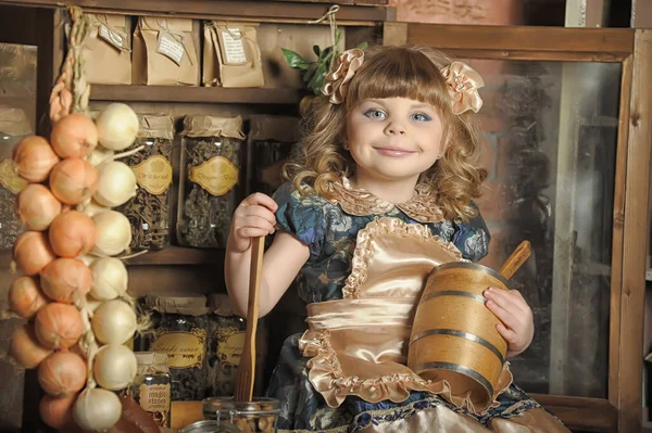 Elbise Önlük Giymiş Küçük Bir Kız Klasik Bir Mutfakta Oynuyor — Stok fotoğraf