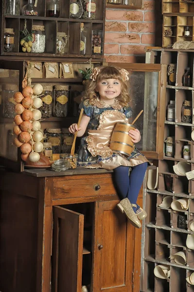 Klein Meisje Een Jurk Schort Speelt Een Vintage Keuken — Stockfoto