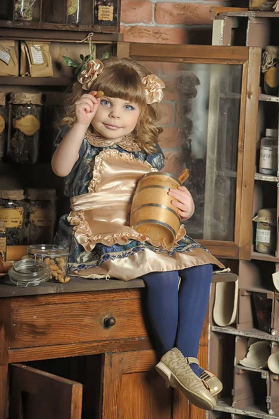 Niña Vestido Delantal Juega Una Cocina Vintage — Foto de Stock