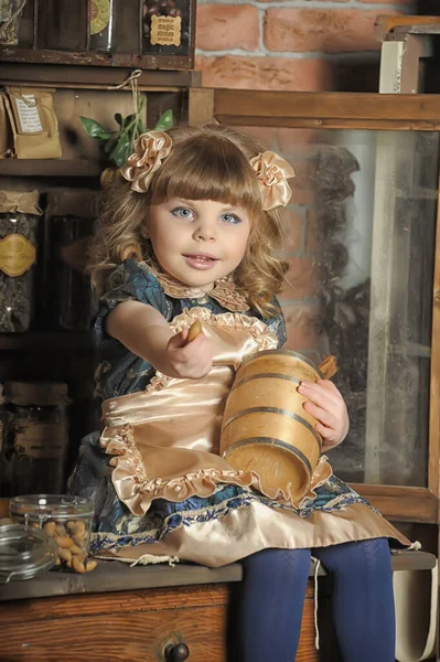 Niña Vestido Delantal Juega Una Cocina Vintage — Foto de Stock