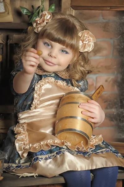 Klein Meisje Een Jurk Schort Speelt Een Vintage Keuken — Stockfoto