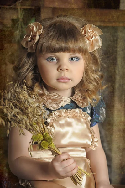 Little Girl Dress Apron Plays Vintage Kitchen — Stock Photo, Image