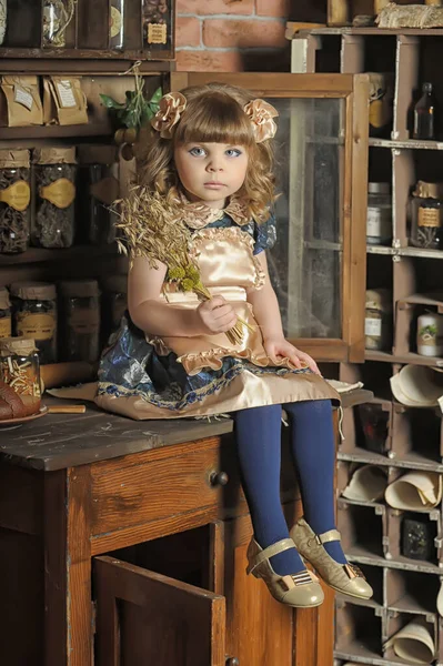 Klein Meisje Een Jurk Schort Speelt Een Vintage Keuken — Stockfoto