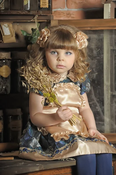 Niña Vestido Delantal Juega Una Cocina Vintage —  Fotos de Stock