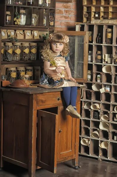 Menina Vestido Avental Joga Uma Cozinha Vintage — Fotografia de Stock