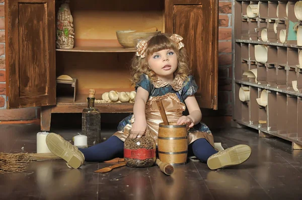 Liten Flicka Klänning Och Förkläde Spelar Vintage Kök — Stockfoto